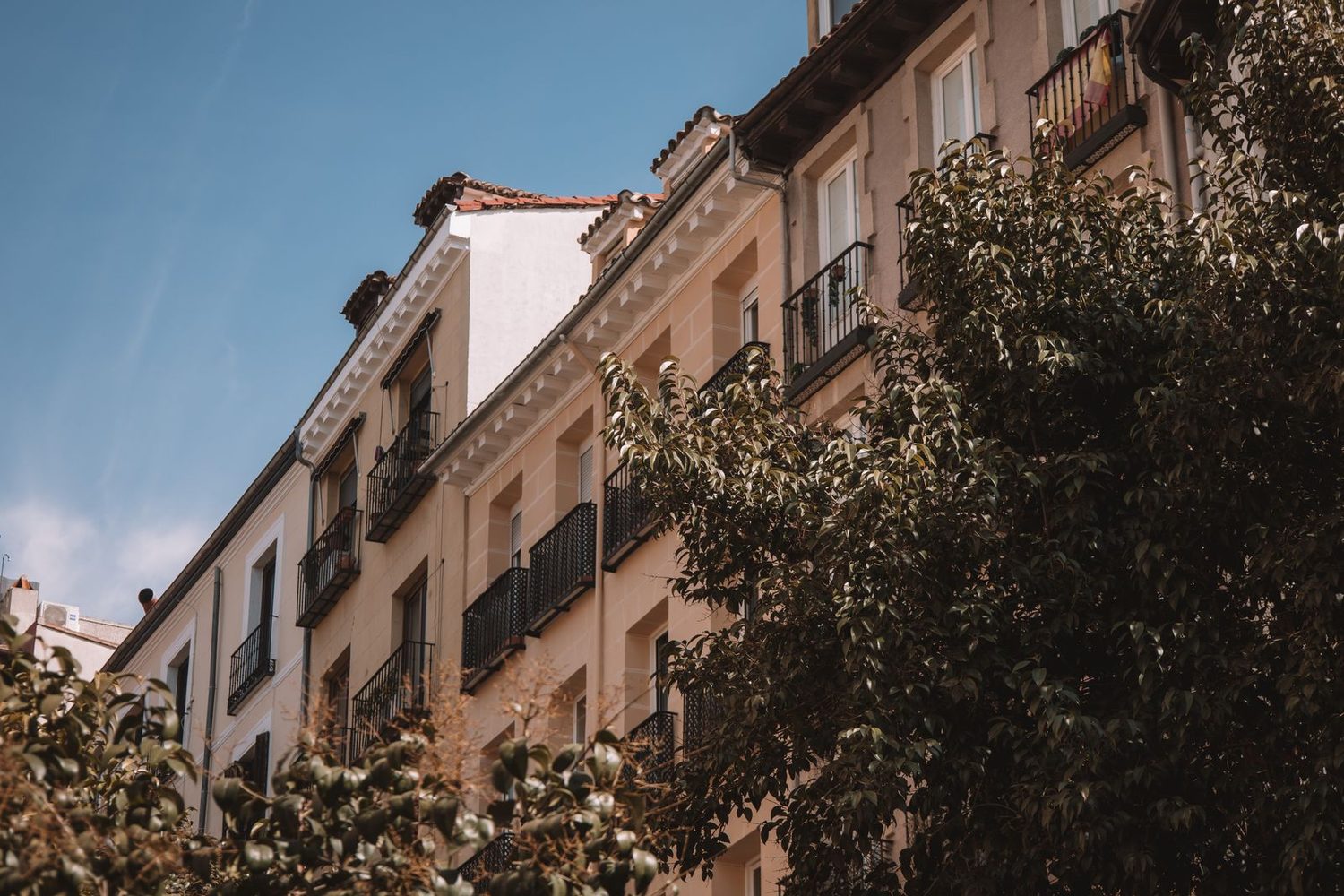 Fachada de un edificio residencial con balcones